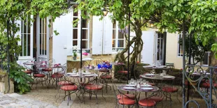 Restoran Ini Punya Secret Garden Romantis, Lho!