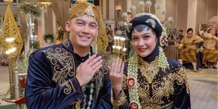 Revalina S Temat Pamer Cincin Nikah dan Acara Siraman, &#8217;Jangan Bercerai Bunda&#8217;
