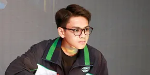 Rey Bong Sukses Sabet Penghargaan Penyanyi Pendatang Baru Paling Ngetop Di SCTV Music Award 2022