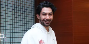 Reza Rahadian Ngaku Paksa Produser Ajak Raihaanun Gabung 'TWIVORTIARE'