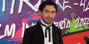 Reza Rahardian dan Garin Nugroho Sambut Tamu Undangan yang Hadir di Acara Festival Film Indonesia 2022