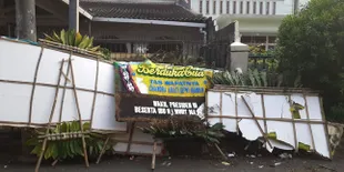Ria Irawan dan Ade Irawan Meninggal Dalam Waktu Berdekatan, Karangan Bunga Menjadi Saksi Bisu Duka Keluarga
