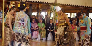 Ribuan Masyarakat Sambut Kirab GKR Hayu - KPH Notonegoro