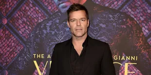 Ricky Martin dan Suami Umumkan Tengah Menanti Anak Keempat