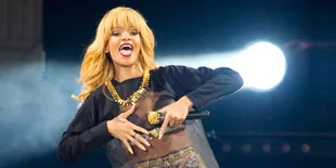 Rihanna Buktikan Sisi Keibuannya Ketika Mengasuh Bayi