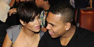 Rihanna - Chris Brown Mengunci Diri di Kamar Mandi