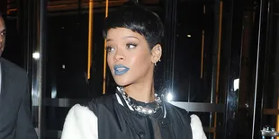 Rihanna Lalui 'Malam Panas' Bareng Drake?