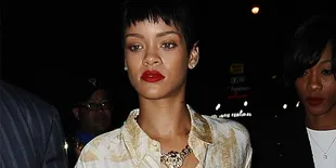 Rihanna Pakai Baju Tidur di Acara Resmi