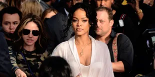 Rihanna Peluk Pria Dari Belakang di Foto Promo Parfum