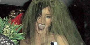 Rihanna Sebar Foto Hot di Kolam Renang