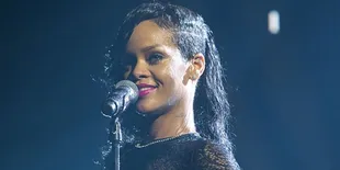 Rihanna Sebar Foto Saat Ganti Baju