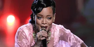 Rihanna Sebar Foto Topless di Belakang Panggung