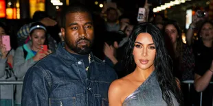 Rilis Kartu Natal, Kim Kardashian & Kanye West Pose Bareng 4 Anaknya