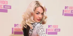 Rita Ora Kenakan Gaun Super Panjang di MTV VMA 2013!