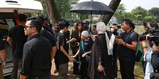 Rizwan Anak Sule Hadiri Pemakaman Nenek Leya, Kedekatannya dengan Putri Ferry Maryadi Semakin Terbuka