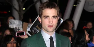 Robert Pattinson Beralih Jadi Desainer Pakaian Wanita?