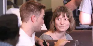 Robert Pattinson Cium Mia Wasikowska di Lokasi Syuting
