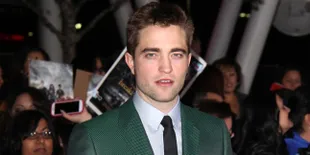 Robert Pattinson Dapat Penghargaan Bintang Bersinar Hollywood
