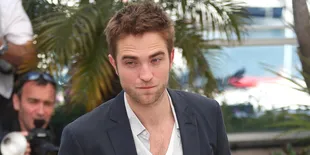 Robert Pattinson Tertangkap Ciuman Dengan Wanita Misterius