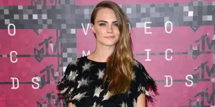 Rok Terlalu Pendek, Area Intim Cara Delevingne Tertangkap Kamera