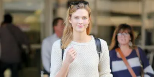 Rok Tertiup Angin, Pakaian Dalam Karlie Kloss Tertangkap Kamera