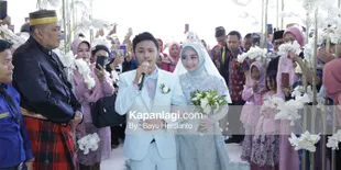 Romantis Abis! Rafly Suapi Ega Noviantika dengan Sabar Sebelum Resepsi di Gowa