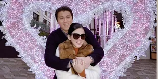 Romantis Abis! Reino Barack Cium Syahrini di Depan Umum Kala Main ke Tokyo Disney Sea