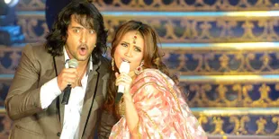 Romantis! Di Pantai Shaheer Sheikh Puji Kecantikan Ayu Ting Ting