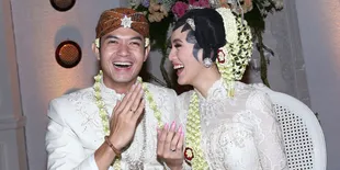 Romantis, Dude Harlino Persembahkan Award Untuk Alyssa!