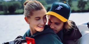 Romantis! Justin Bieber Cium Mesra Hailey Baldwin di Atas Yacht Mewah