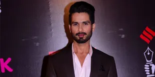 Romantis! Shahid Kapoor Berlutut di Depan Mira Saat Pesta Sangeet