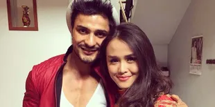 Romantis, Vin Rana Tiduran Manja di Pangkuan Nita Sofiani