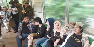 Rombongan Pemain 'AKHIR KISAH CINTA SI DOEL' Naik KRL, Sapa Penggemar - Senyum Diajak Foto