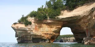Cleft Island, Mengagumkan dan Menyeramkan