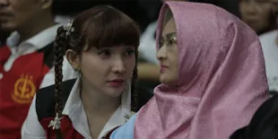 Roro Fitria Nangis-Nangis Mohon Hadiri Acara Pemakaman Ibunya