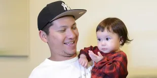 Saat Baby Gempi Asyik Main Bareng Sang Ayah, Lucunya Bikin Gemas!