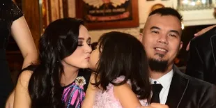 Saat Mulan Jameela Sibuk, Ahmad Dhani Urus Baby R di Rumah