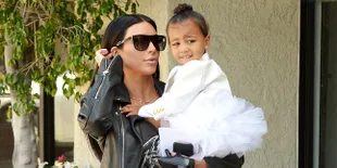 Saat North West Mesra Manja Pada Kim Kardashian, Bikin Gemas!