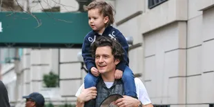 Saat Orlando Bloom Jalan Bareng Flynn, Siapa Yang Terganteng?