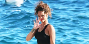 Saat Rihanna Nekat Pamer Bra di Depan Umum, Begini Jadinya