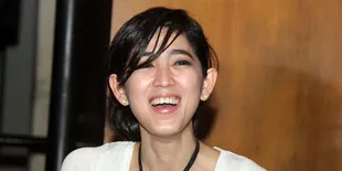 Sabrina Piscalia Naik Truk TNI ke Lokasi Pengungsi Banjir