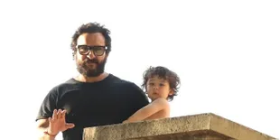 Saif Ali Khan Berusaha Hadang Paparazzi, Taimur Malah Pasang Wajah Cool
