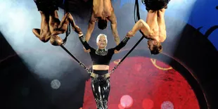 Sakit Tenggorokan, Pink Tunda Konsernya