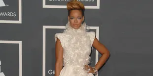 Salah Kostum! Rihanna Pakai Baju Tidur di MTV Movie Awards