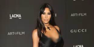 Salut pada Dedikasi Pemadam Kebakaran, Kim Kardashian - Kanye Beri Donasi Fantastis!