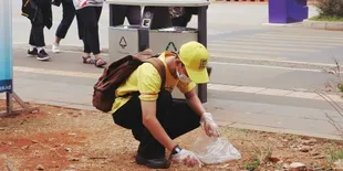 Salut! Pria Ini Sendirian Bersihkan GBK Dari Puntung Rokok Selama Asian Games 2018