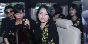 Sambangi Polda, Istri Eyang Subur Serahkan Bukti CD Rekaman