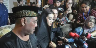 Sambil Menangis, Ibunda Ceritakan Saat-Saat Terakhir Julia Perez