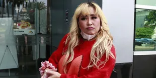 Sambil Menangis Pinkan Mambo Minta Maaf ke Semua Artis: Saya Cuma Ingin Viral