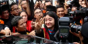 Sambut Kebebasan Depe, Fans Rela Nginap di Depan Rutan